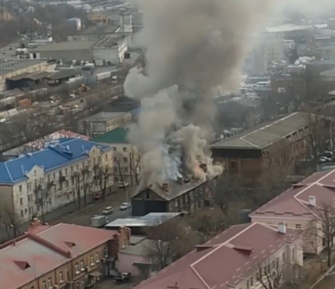 Дым столбом. Во Владивостоке полыхает деревянный барак