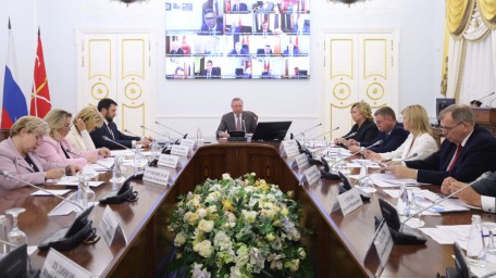 Александр Беглов: Город создает условия, чтобы молодые родители могли совмещать семью и карьеру