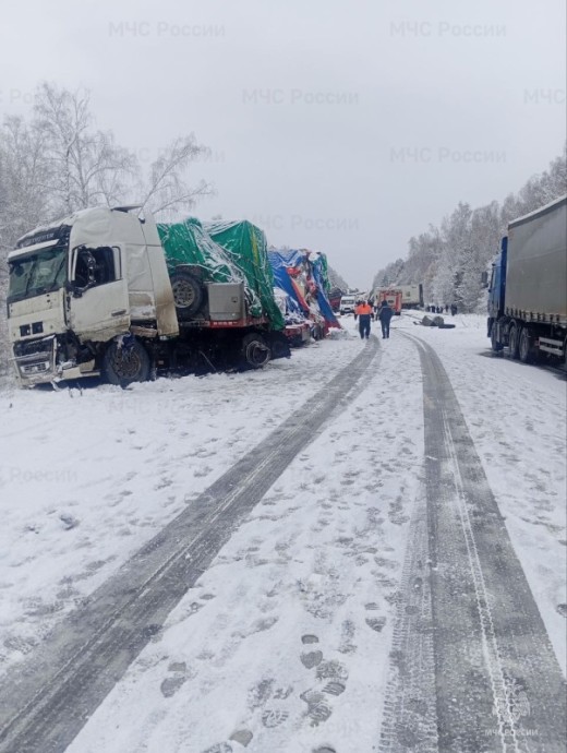 Федеральную трассу под Иркутском перекрыли из-за ДТП с большегрузами Федеральную трассу под Иркутском перекрыли из-за ДТП с большегрузами