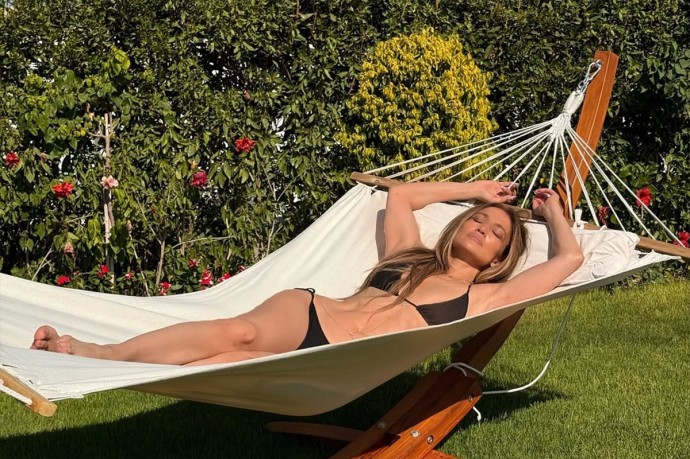 Дженнифер Лопес высмеяла слова хейтеров о том, что она «всегда голая»