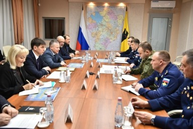 Ярославский губернатор провел встречу с командованием десантного полка