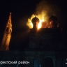 Пламя охватило купола старинного храма в Костромской области