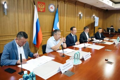 Глава Якутии провёл совещание по подготовке к отопительному сезону