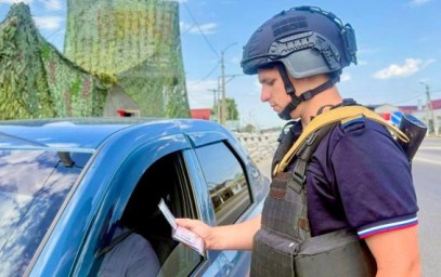 На посту в Курской области полицейские задержали девушку с подозрительными свёртками