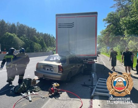 Под Уфой водитель на иномарке въехал в грузовик и погиб