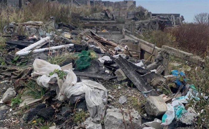 Стихийную свалку отходов ликвидировали в Холмске