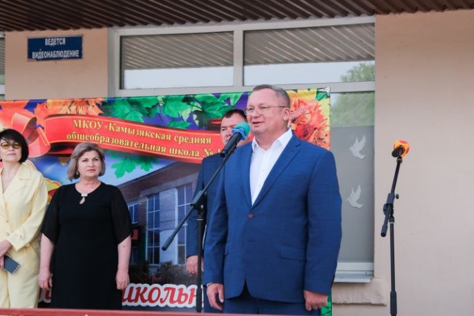 Спикер областной Думы поздравил выпускников камызякской школы с последним звонком Спикер областной Думы поздравил выпускников камызякской школы с последним звонком