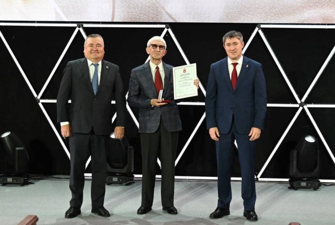 ​Дмитрий Махонин и Валерий Сухих наградили деятелей культуры и искусства