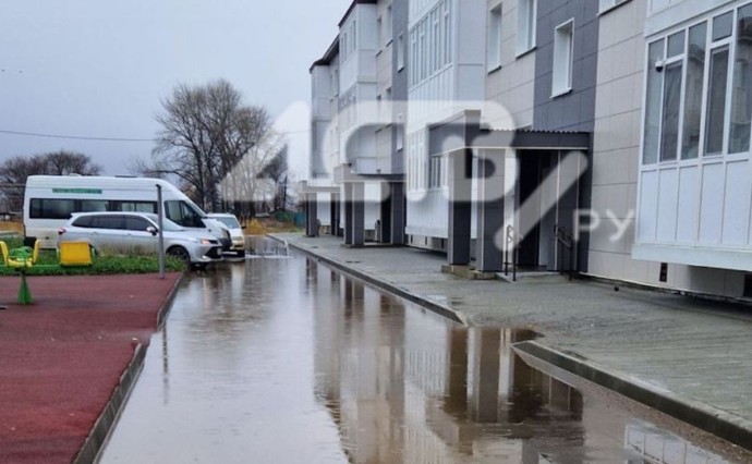 Только вплавь: дворы тымовских новостроек тонут после каждого дождя