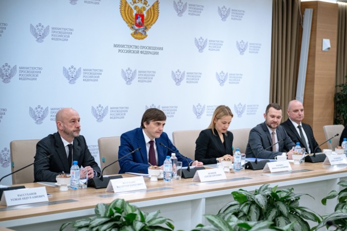 Сергей Кравцов обсудил с Министром просвещения Республики Абхазия развитие системы образования Сергей Кравцов обсудил с Министром просвещения Республики Абхазия развитие системы образования