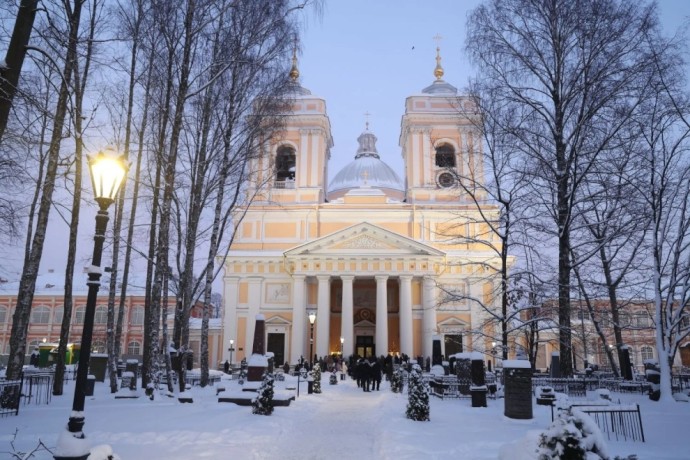 Александр Беглов пожелал рождественской радости участникам торжественной вечерни в Александро-Невской лавре и всем православным петербуржцам
