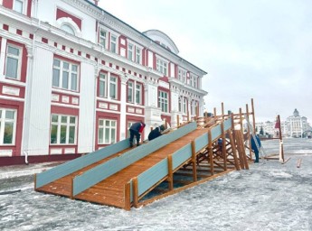 На Советской площади в Саранске появилась горка со скатом в 18 метров