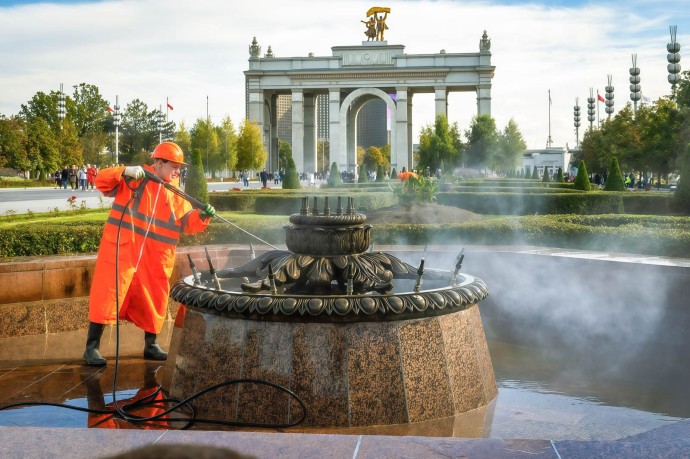 Фонтаны на Центральной аллее ВДНХ подготовили к зиме