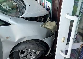 В Белогорске машина врезалась в магазин
