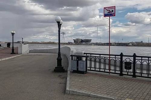 «Купаться запрещено»: на набережной Амура в Благовещенске установили знаки