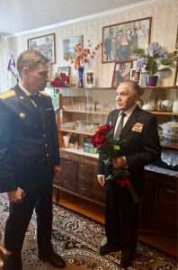 Заместитель руководителя следственного управления СК России по Ленинградской области поздравил ветерана Великой Отечественной войны с вековым юбилеем Заместитель руководителя следственного управления СК России по Ленинградской области поздравил ветерана Великой Отечественной войны с вековым юбилеем