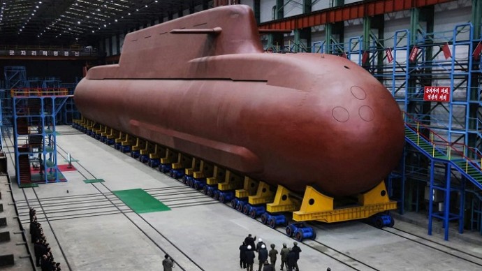 Ким Чен Ын посетил строительство первой в КНДР атомной подводной лодки