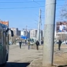 В Благовещенске на видео сняли подростков, гоняющих на самокатах по проезжей части