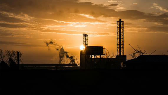 Цена на нефть Brent превысила $120 за баррель впервые с июня 2022 года