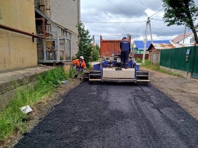 В уфимской Нижегородке асфальтируют улицы