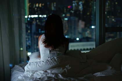 Женщина проснулась ночью и обнаружила над собой голого незнакомца