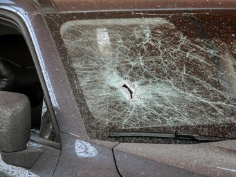 В Белгородском районе вражеский FPV-дрон атаковал легковой автомобиль