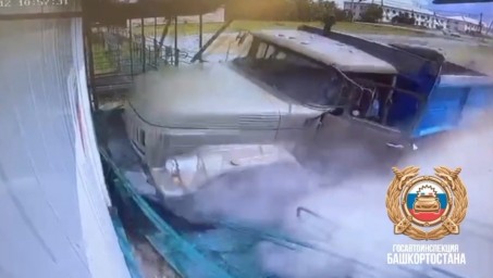 В Башкирии водитель ЗИЛа въехал в здание больницы