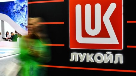 Путин наградил несколько вице-президентов "Лукойла"