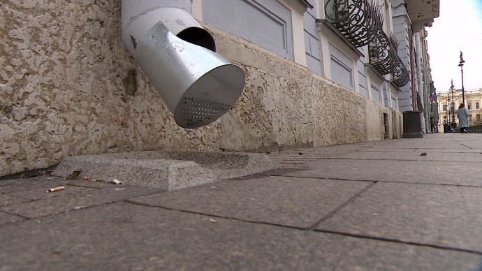 В Петербурге на водосточных трубах появились устройства против наледи В Петербурге на водосточных трубах появились устройства против наледи