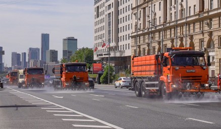 В Москве из-за жары коммунальные службы чаще поливают дороги