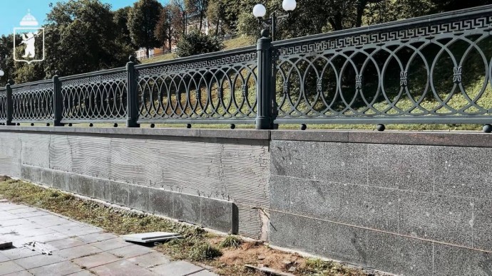 В Ярославле на Волжской набережной приступили к монтажу новой облицовочной плитки