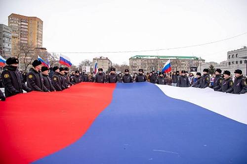 В Благовещенске развернули огромный триколор и исполнили севастопольский вальс