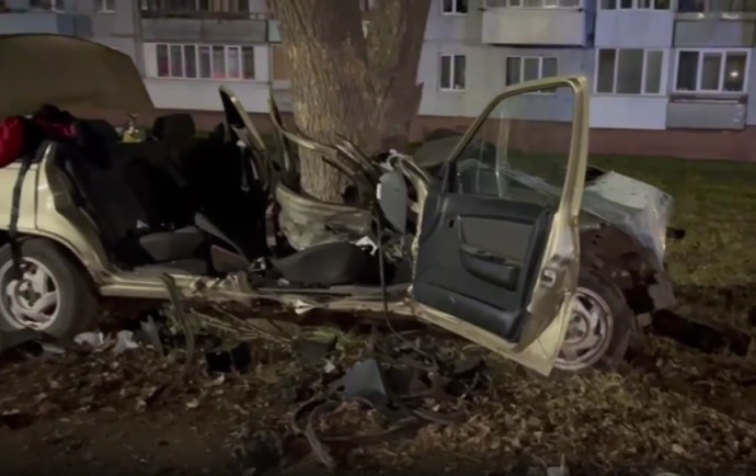 В Уфе студент на «Дэу Нексиа» врезался в дерево