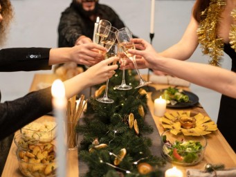 65% россиян встретят Новый год дома или у друзей — исследование Купибилет