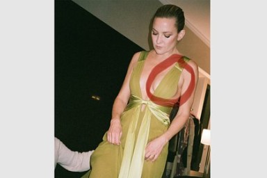 Брат 46-летней Кейт Хадсон пристыдил ее за конфуз с полупрозрачным нарядом