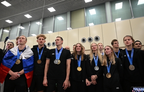Российские пловцы прибыли в Москву после чемпионата мира в Сингапуре