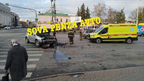 Пожилую женщину-водителя госпитализировали после аварии в Пензе Пожилую женщину-водителя госпитализировали после аварии в Пензе