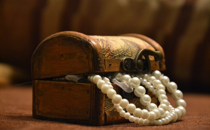 Дело о краже ювелирных изделий из общежития расследуют в Охе Дело о краже ювелирных изделий из общежития расследуют в Охе