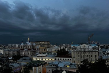 В МЧС предупредили москвичей о ливне и грозах до утра субботы