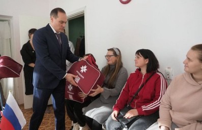 Артём Здунов встретился с мордовскими медиками в Каланчаке и вручил подарки будущим мамам