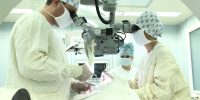 Зацепился кольцом: в Астрахани подросток чуть не потерял палец из-за прыжка через забор