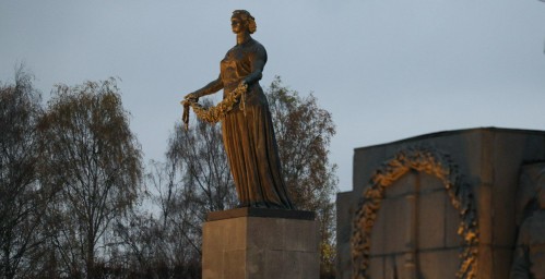 На Пискарёвском мемориальном кладбище Александр Беглов и Александр Турчин почтили память защитников и жителей блокадного Ленинграда