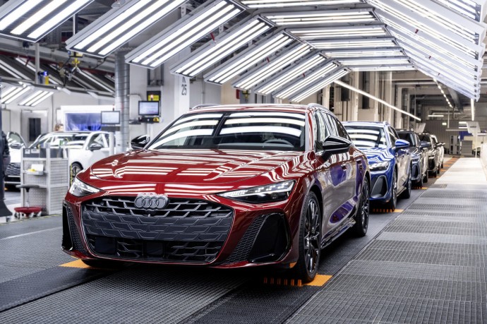Против течения: Audi сохраняет бензин и дизель — A6 Avant 2025