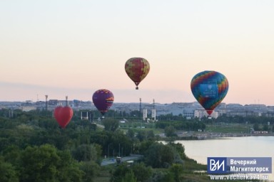 В небо над Магнитогорском поднялись гигантские аэростаты