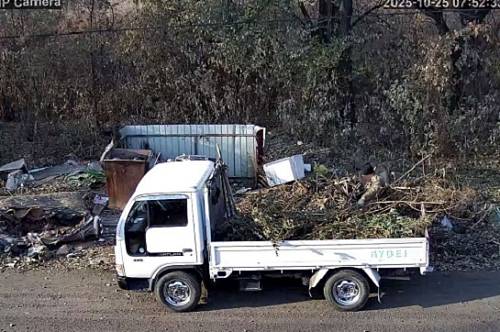 В Приамурье фотоловушка «поймала» водителя грузовика, который захламил контейнерную площадку