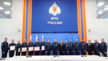 Александр Куренков вручил государственные награды личному составу МЧС России