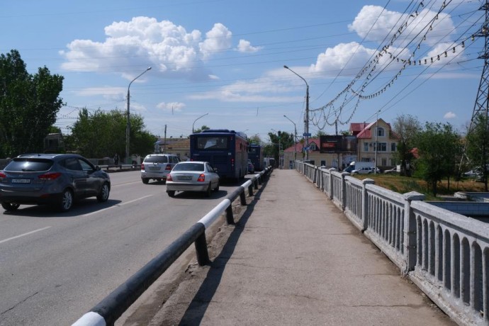 Коммунальщики отмыли мост по улице Победы в Астрахани