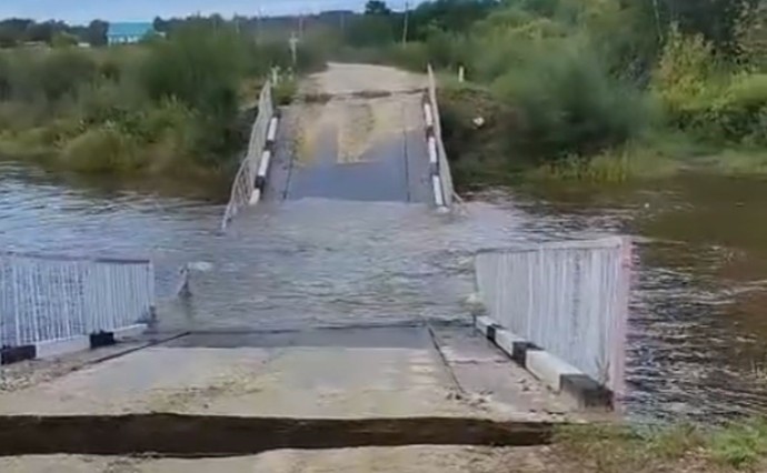 В Амурской области после проезда большегруза обрушился мост В Амурской области после проезда большегруза обрушился мост