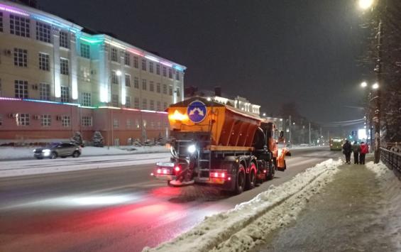 В Курске ночью на уборку снега вывели 67 единиц спецтехники