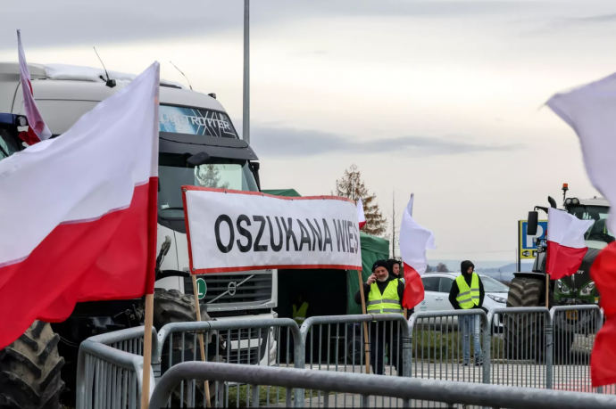 В Польше перевозчики возобновили блокаду на украинской границе
